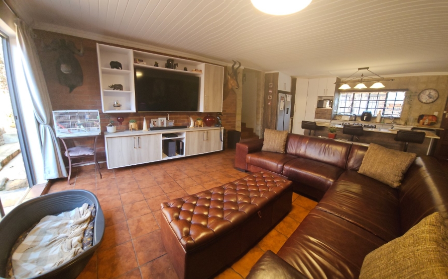 5 Bedroom Property for Sale in Langenhovenpark Free State